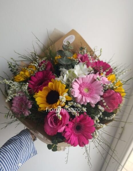 Bouquet assortito di fiori freschi colorati.
